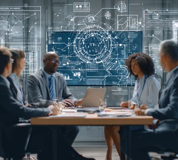 Team che discute in ufficio l'implementazione della norma iso-iec 42001:2023
